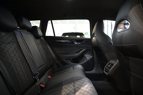 Volkswagen Passat 25 of 28