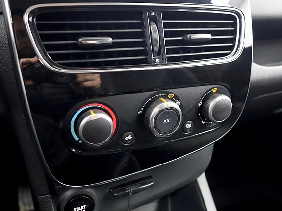 Renault Clio 15 of 19