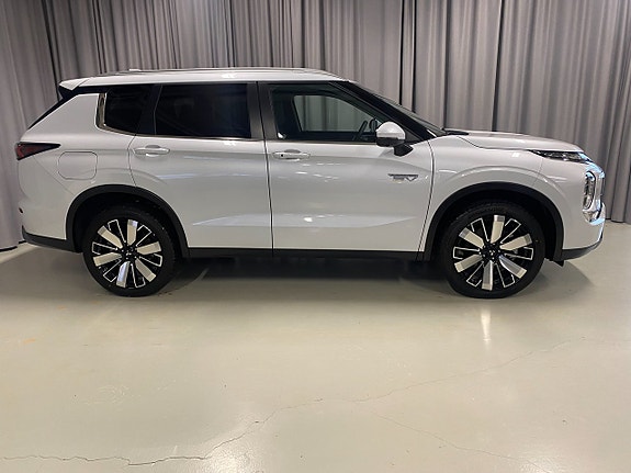 Mitsubishi Outlander 2 of 5