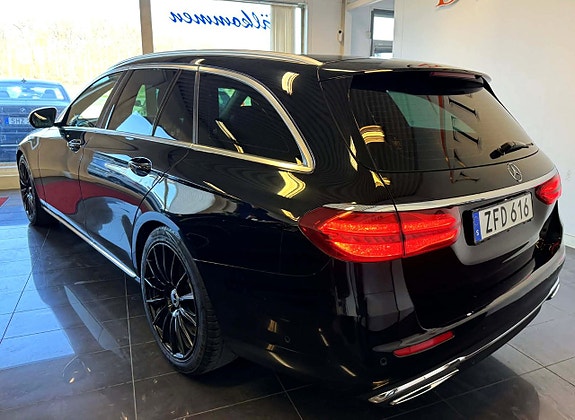 Mercedes-Benz E220 4 of 5