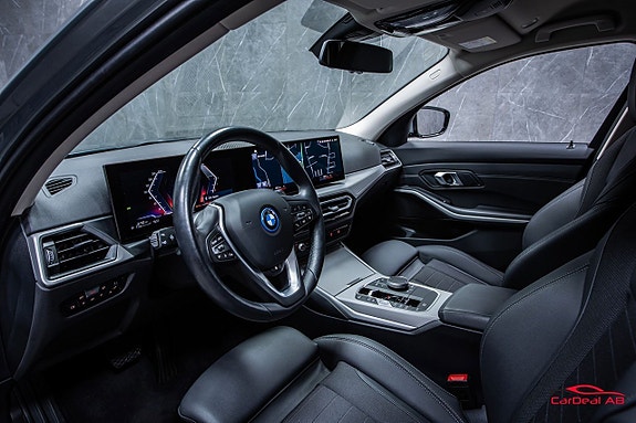 BMW 330e 11 of 26