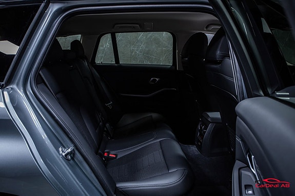 BMW 330e 18 of 26