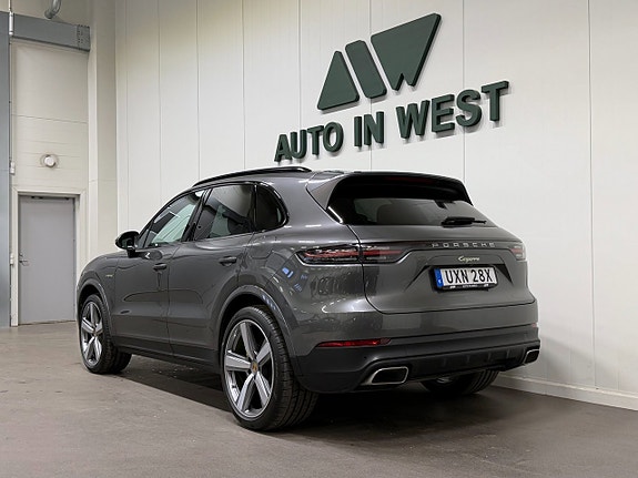Porsche Cayenne 4 of 5
