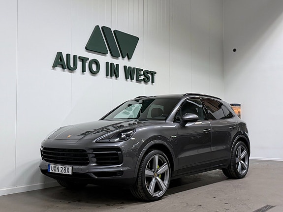 Porsche Cayenne 2 of 5