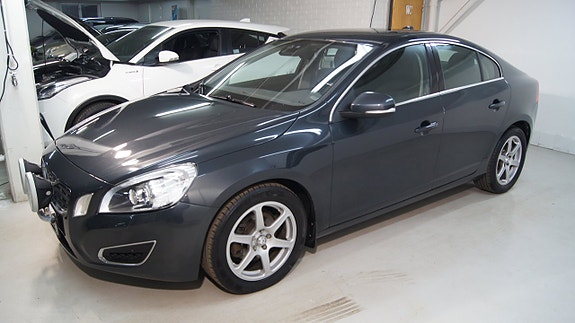 Volvo S60 4 of 5