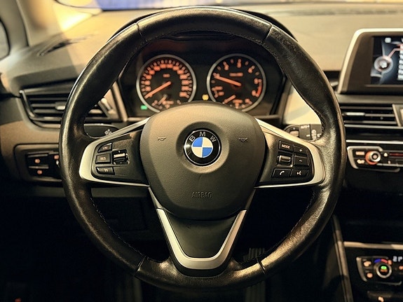 BMW 218 11 of 22