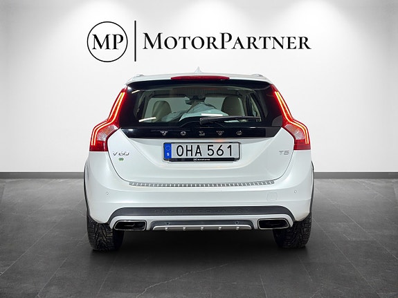 Volvo V60 Cross Country 6 of 16