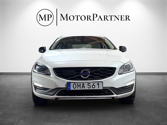 Volvo V60 Cross Country 2 of 5