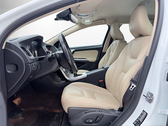 Volvo V60 Cross Country 9 of 16