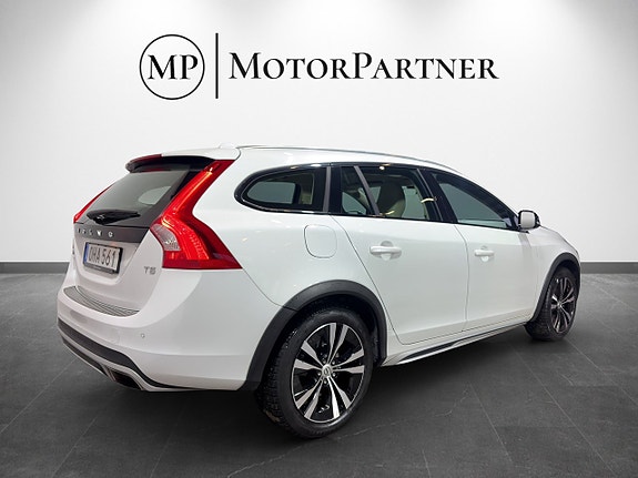 Volvo V60 Cross Country 7 of 16