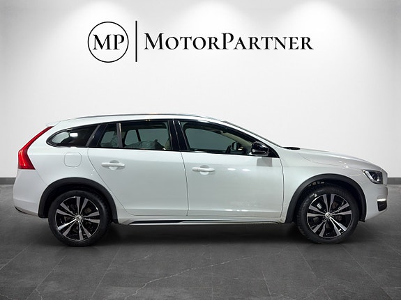 Volvo V60 Cross Country 8 of 16