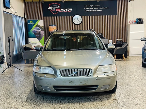 Volvo V70 3 of 17