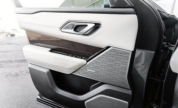 Land Rover Range Rover Velar 24 of 26