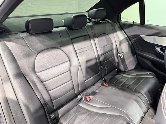 Mercedes-Benz C300 7 of 12