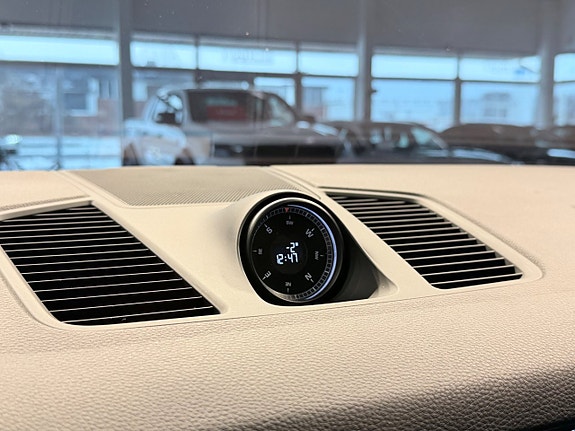 Porsche Cayenne 15 of 18