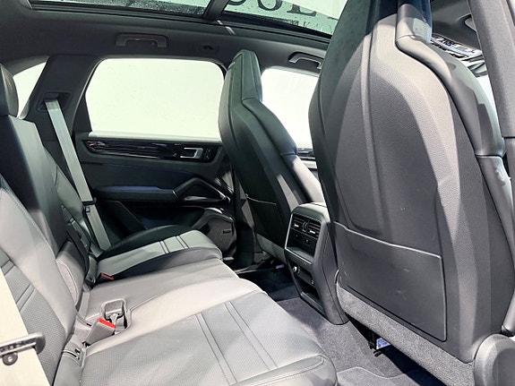 Porsche Cayenne 6 of 18