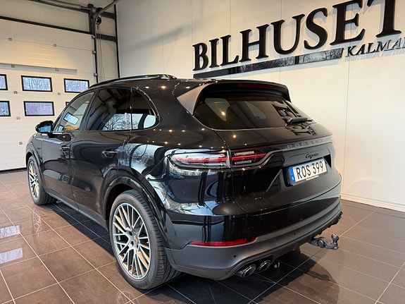Porsche Cayenne 3 of 5