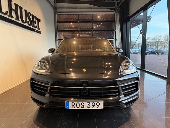 Porsche Cayenne 2 of 5