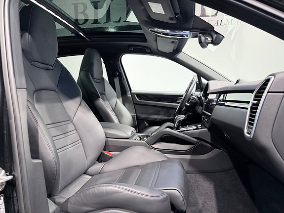 Porsche Cayenne 9 of 18