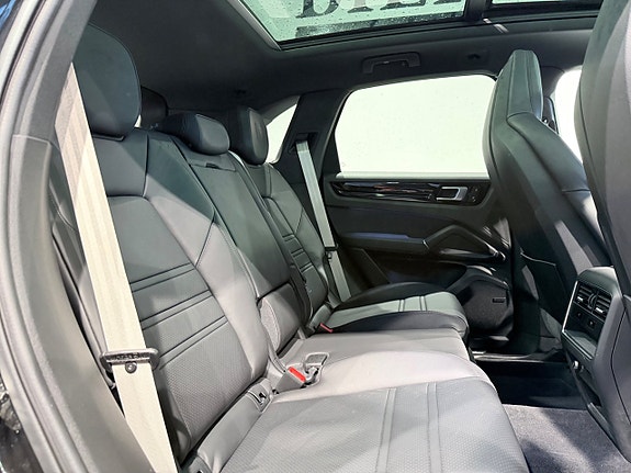 Porsche Cayenne 7 of 18