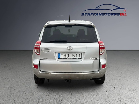 Toyota RAV4 6 of 12