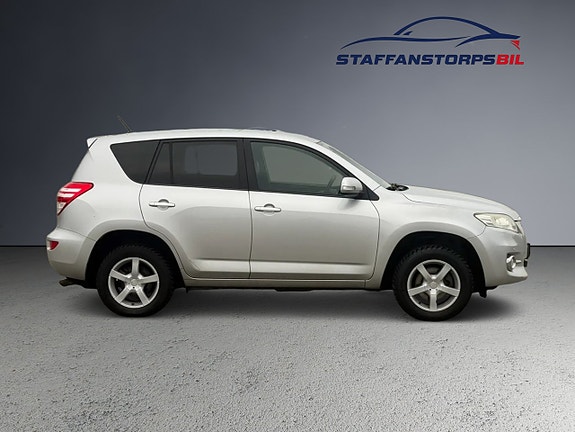 Toyota RAV4 4 of 12