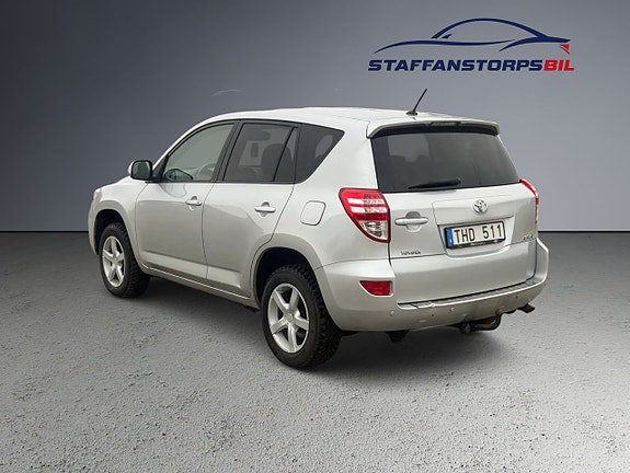 Toyota RAV4 8 of 12