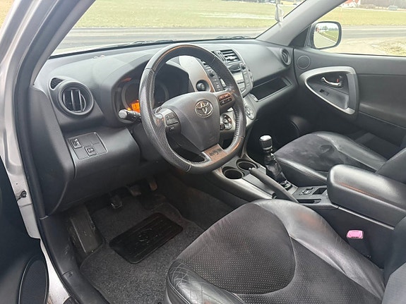 Toyota RAV4 10 of 12