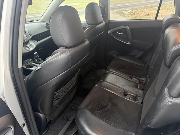Toyota RAV4 11 of 12
