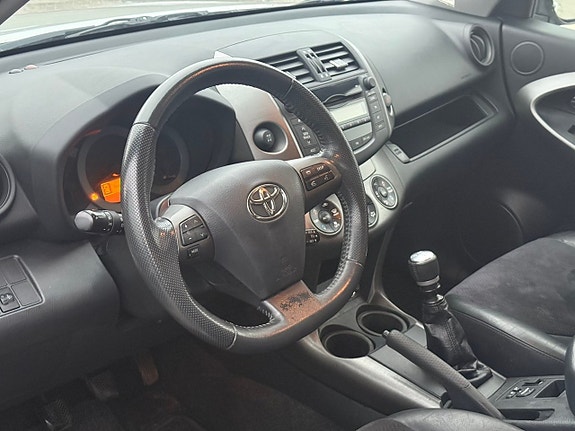 Toyota RAV4 9 of 12