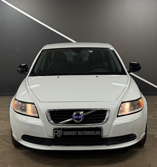 Volvo S40 2 of 5
