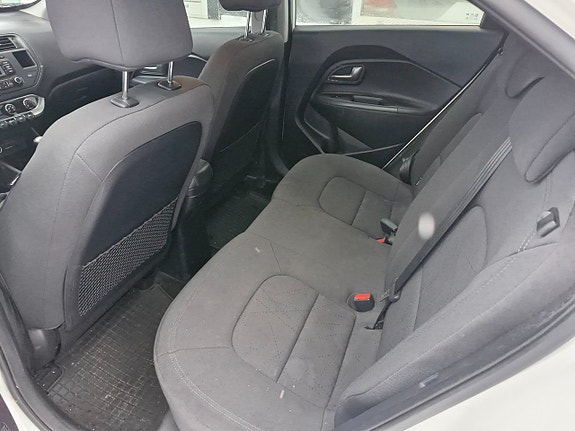 Kia Rio 7 of 14