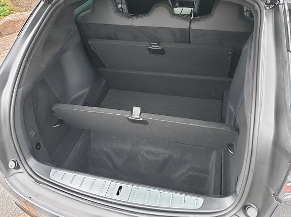 Tesla Model X 9 of 13