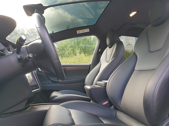 Tesla Model X 4 of 5