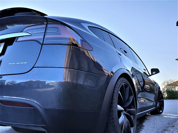 Tesla Model X 3 of 5