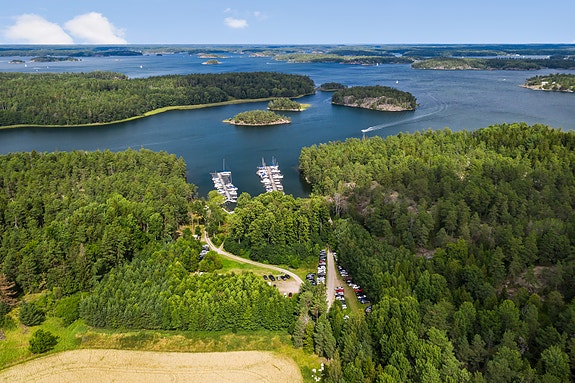 Värmdö / Jungfru Marina - LEDIGA BÅTPLATSER VÄRMDÖ 2026 -Oslagbart läge- Jungfru Marina 2 of 8