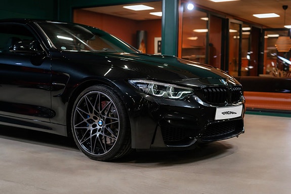 BMW M4 2 of 5