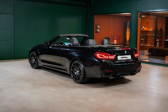 BMW M4 3 of 5