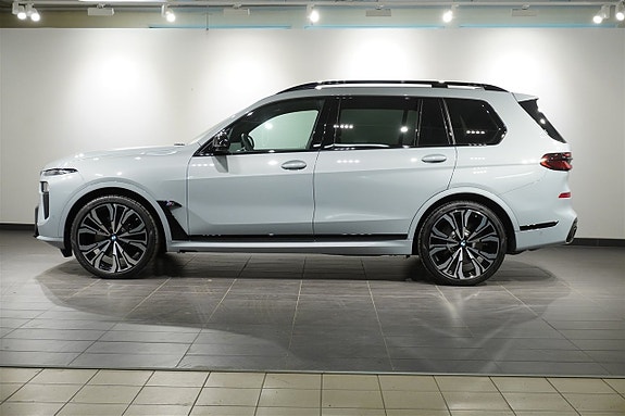 BMW X7 2 of 5