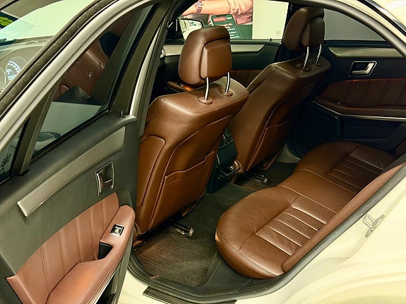 Mercedes-Benz E220 13 of 14