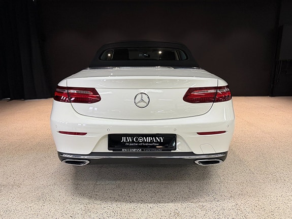 Mercedes-Benz E200 8 of 17