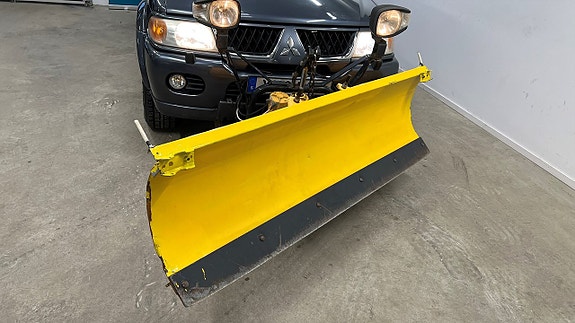 Mitsubishi Pajero Sport 3 of 15