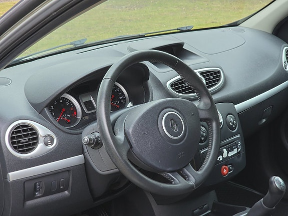 Renault Clio 21 of 24