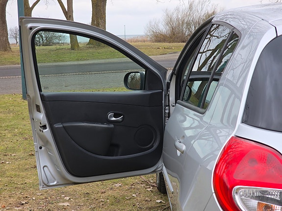 Renault Clio 19 of 24