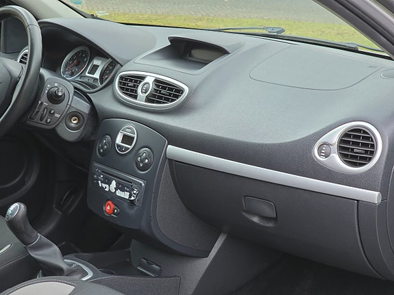 Renault Clio 24 of 24