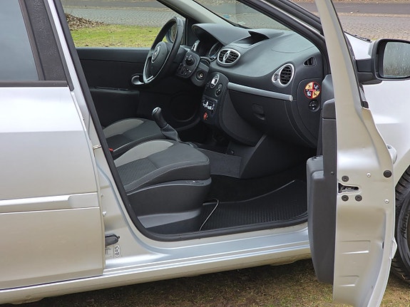 Renault Clio 23 of 24