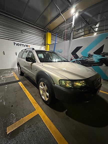 Volvo XC70 2 of 5