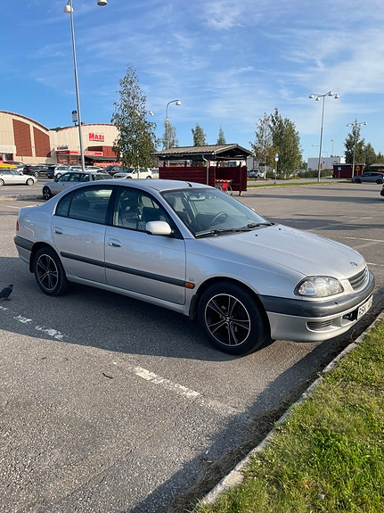 Toyota Avensis 2 of 5