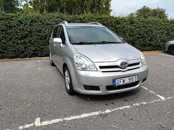Toyota Corolla Verso 2 of 13