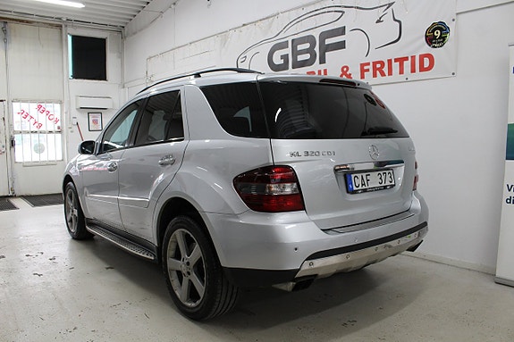 Mercedes-Benz ML320 3 of 5